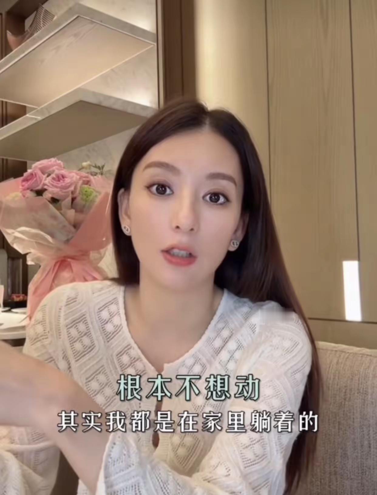 方媛首次参与综艺录制，因分房相关争议引发网络恶评，不少网友对其行为提出质疑。郭富