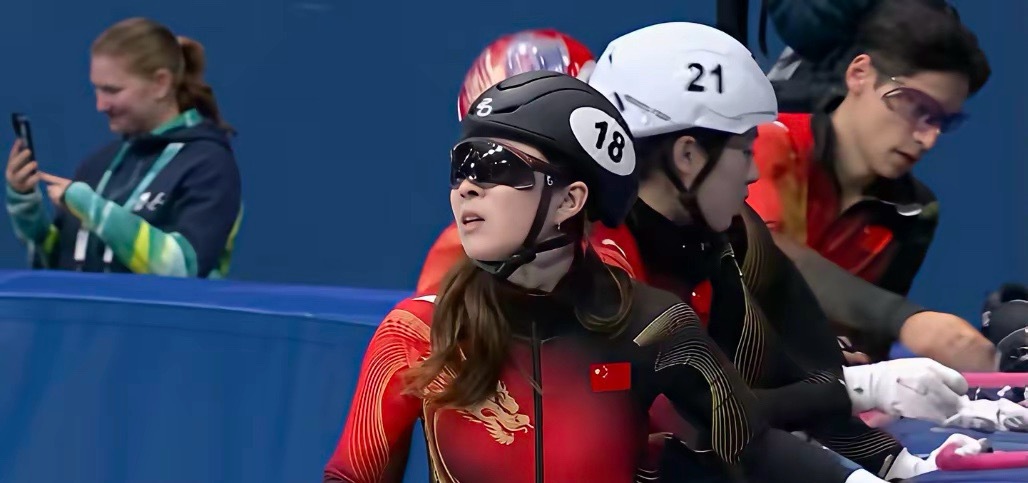 到手的冠军拱手让给意大利队了！太可惜了卫冕冠军中国队2000米混合接力竟然无缘领