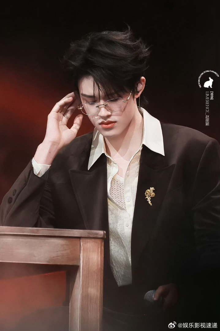 赵丽颖站姐发了张极 赵丽颖站姐发了张极，这个联动还挺有意思的。张极的舞台一直很有