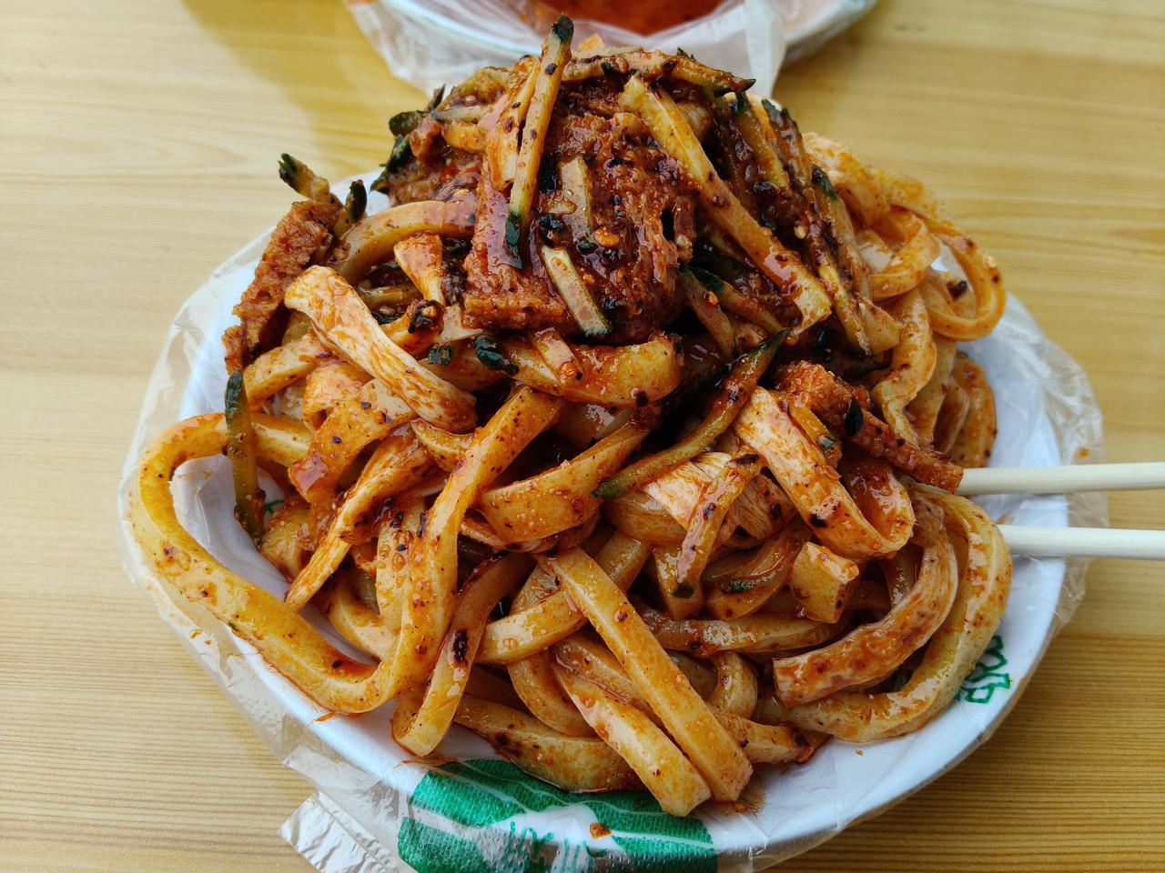 平时仁寿山公园的游人很少，但是昨天游人真的是很多。
在公园逛了一圈也饿了，就去公