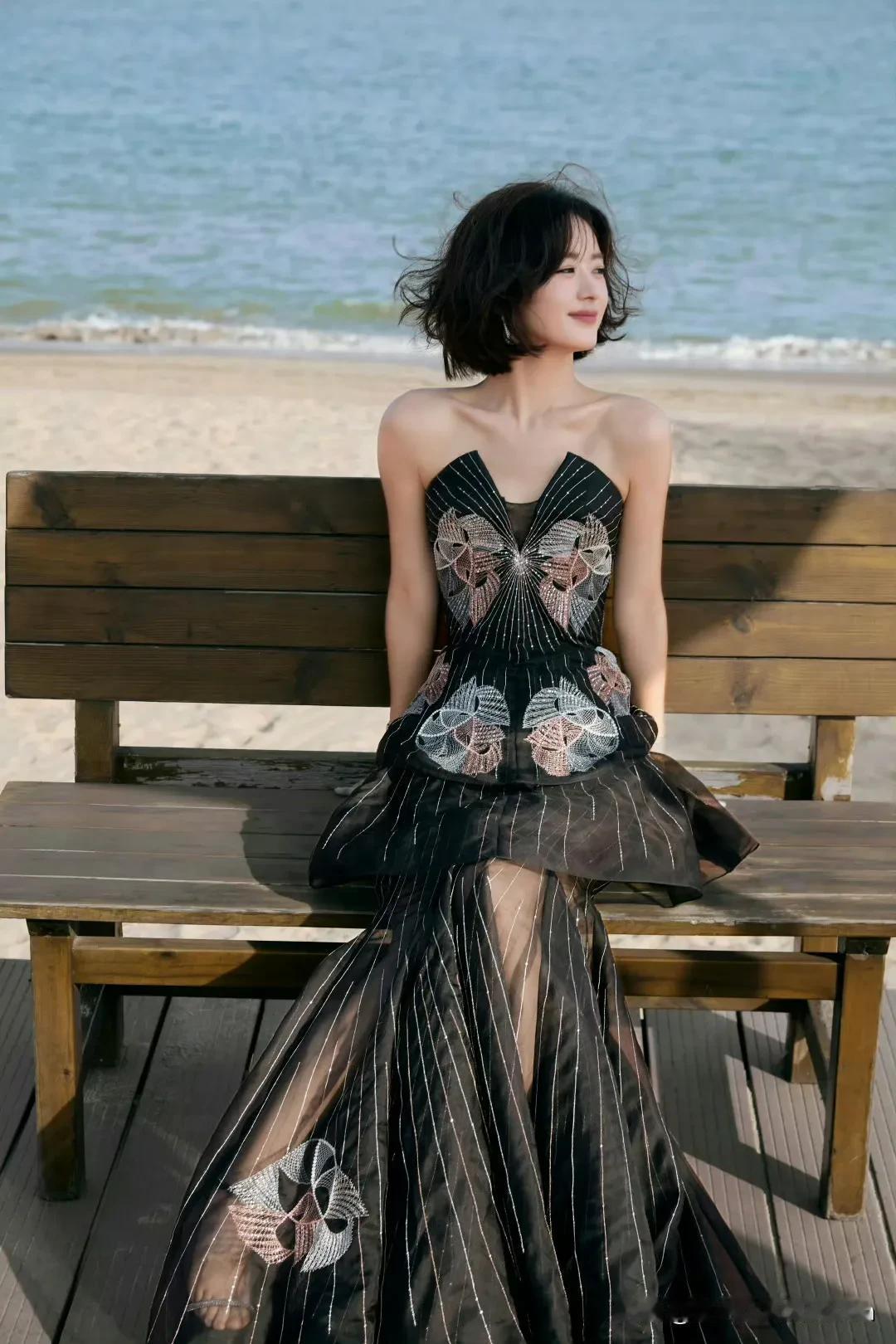 赵丽颖海边轻奢风连衣裙，优雅又迷人！🌊👗💃