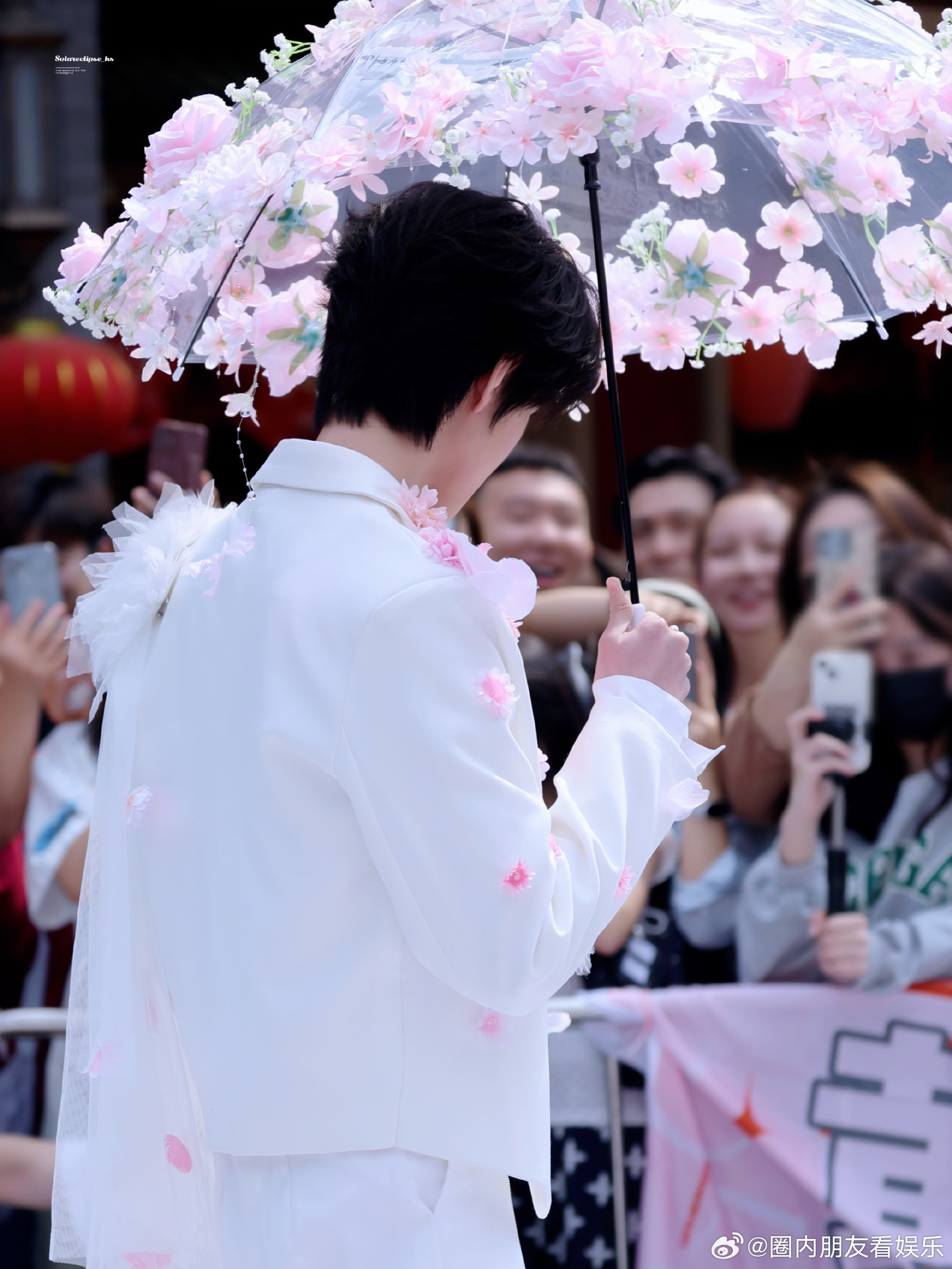 全深圳都在偶遇春日版黄朔黄朔深圳随机舞蹈夯爆了黄朔把春天穿在身上，深圳线下随机舞