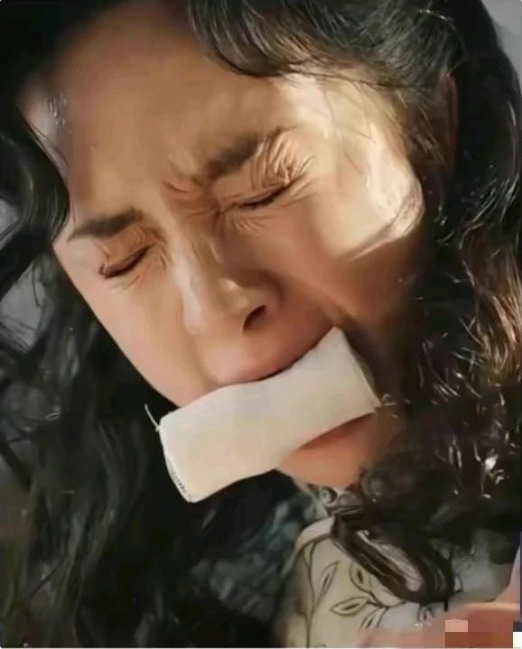 幂姐太棒了！这是幂姐演的关雪中枪后自疗的画面，这场景确实太震撼人心啦！叫人不忍看