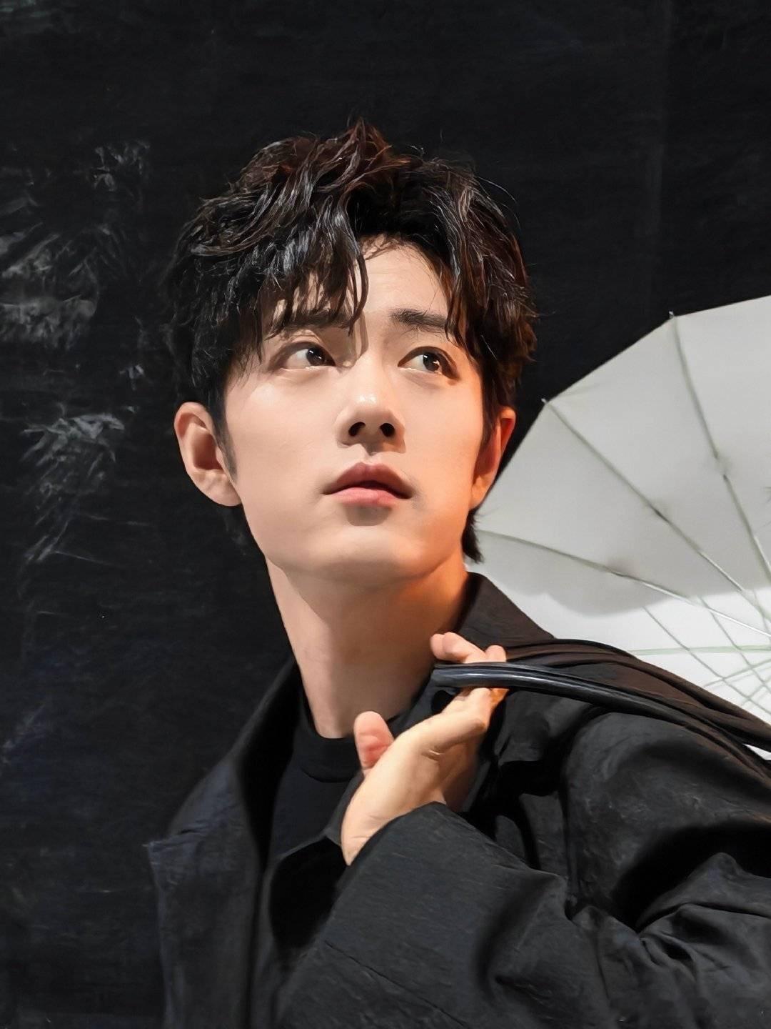 这两张图放一起有一种莫名的喜感。重庆方虽然生气但看见自家娃瞪着无辜的大眼看着自己