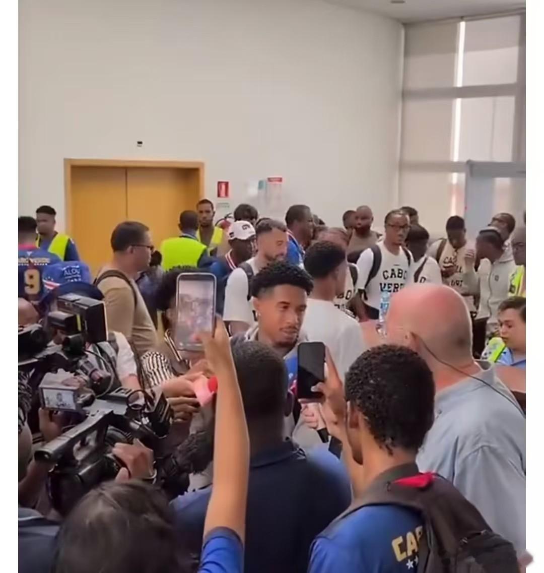 佛得角队在机场被疯狂包围7月5日止步32强的佛得角国家队归国，机场挤满热情球迷将