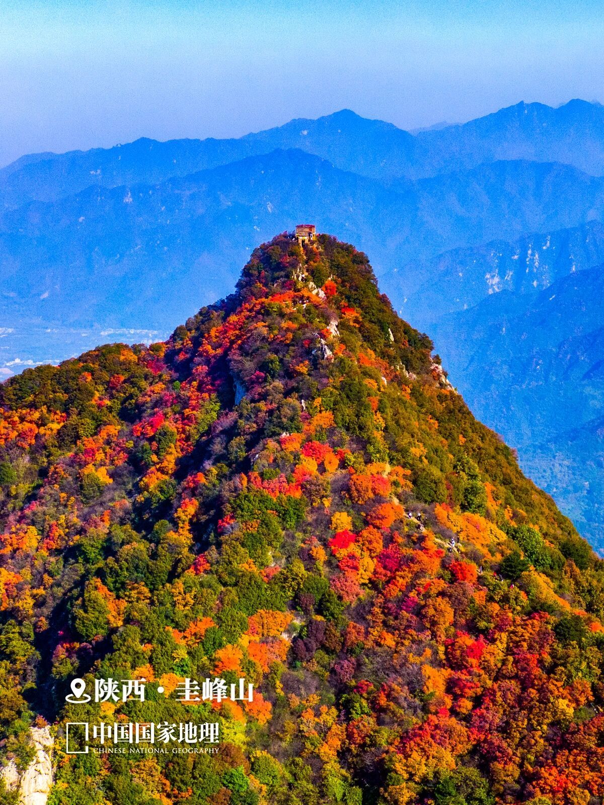 山下便是：八百里秦川尘土飞扬，三千万秦人齐吼秦腔；端一碗髯面喜气洋洋，没撮辣子便
