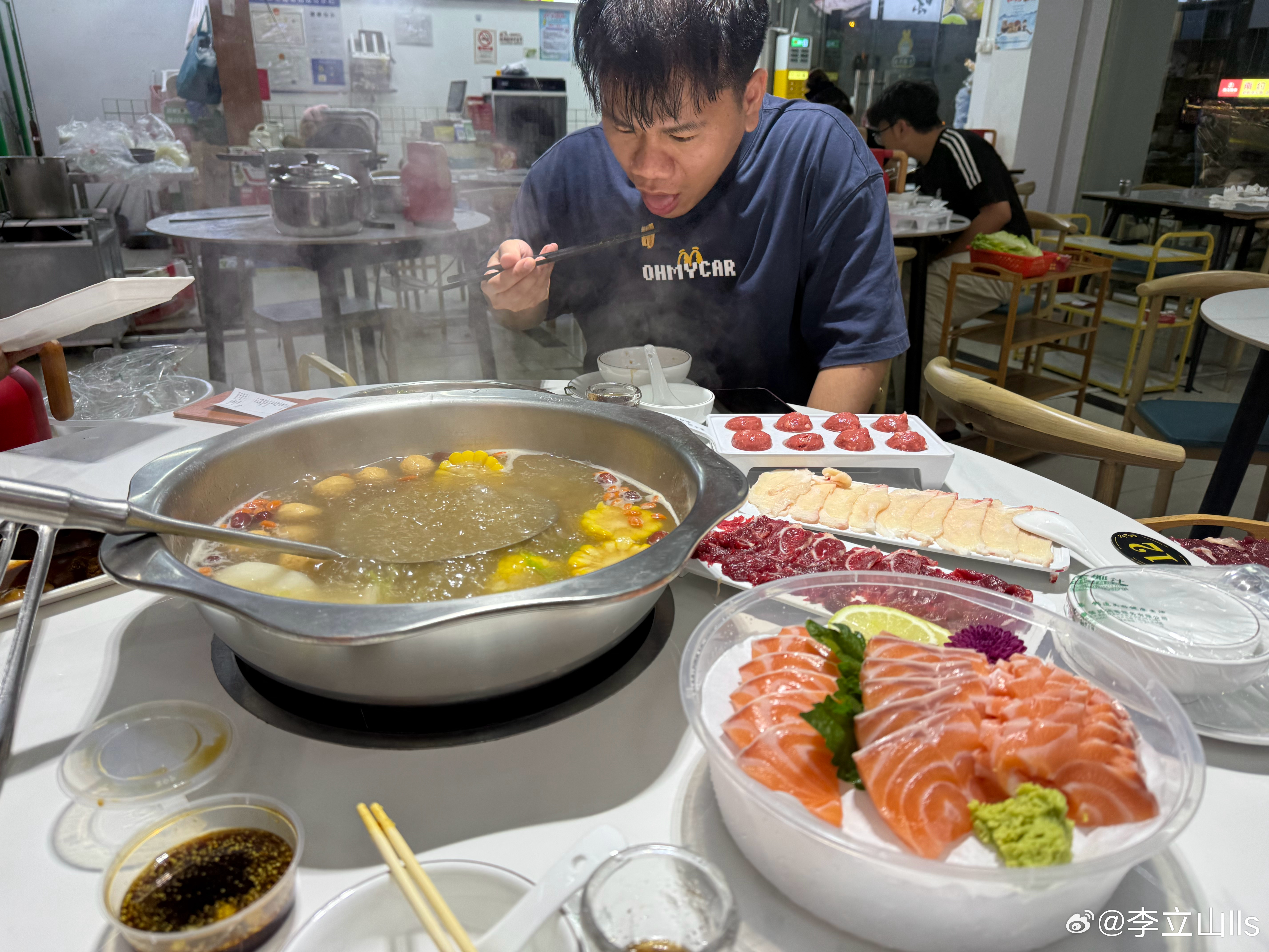 今天一口气跑了720公里，食翻个牛肉火锅配三文鱼先！太努力了，要躺平一下！ 