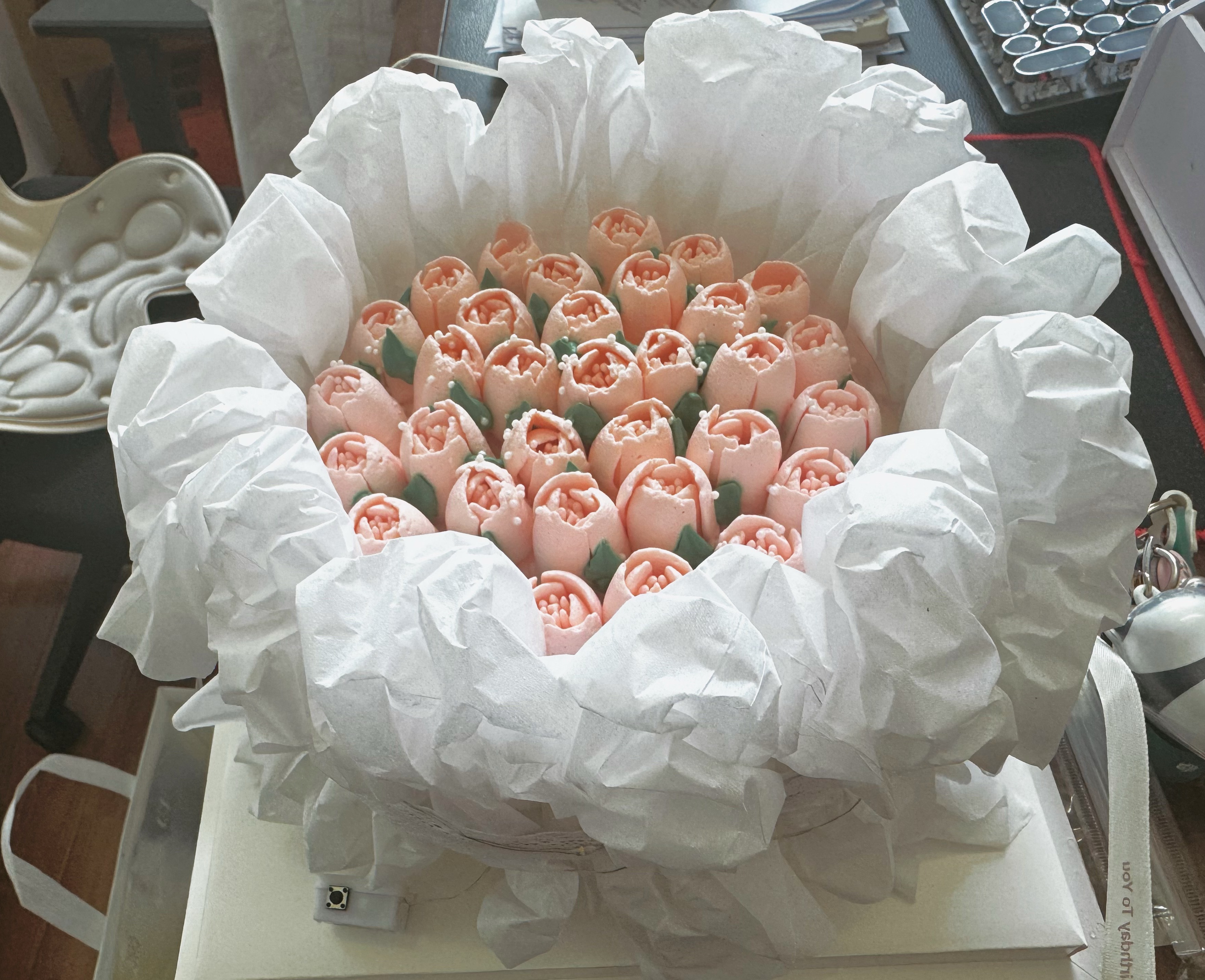 收获朋友送的（据说是）网红生日蛋糕+1，跟同事分啦～本来只是晚上在家跟爸妈过的时