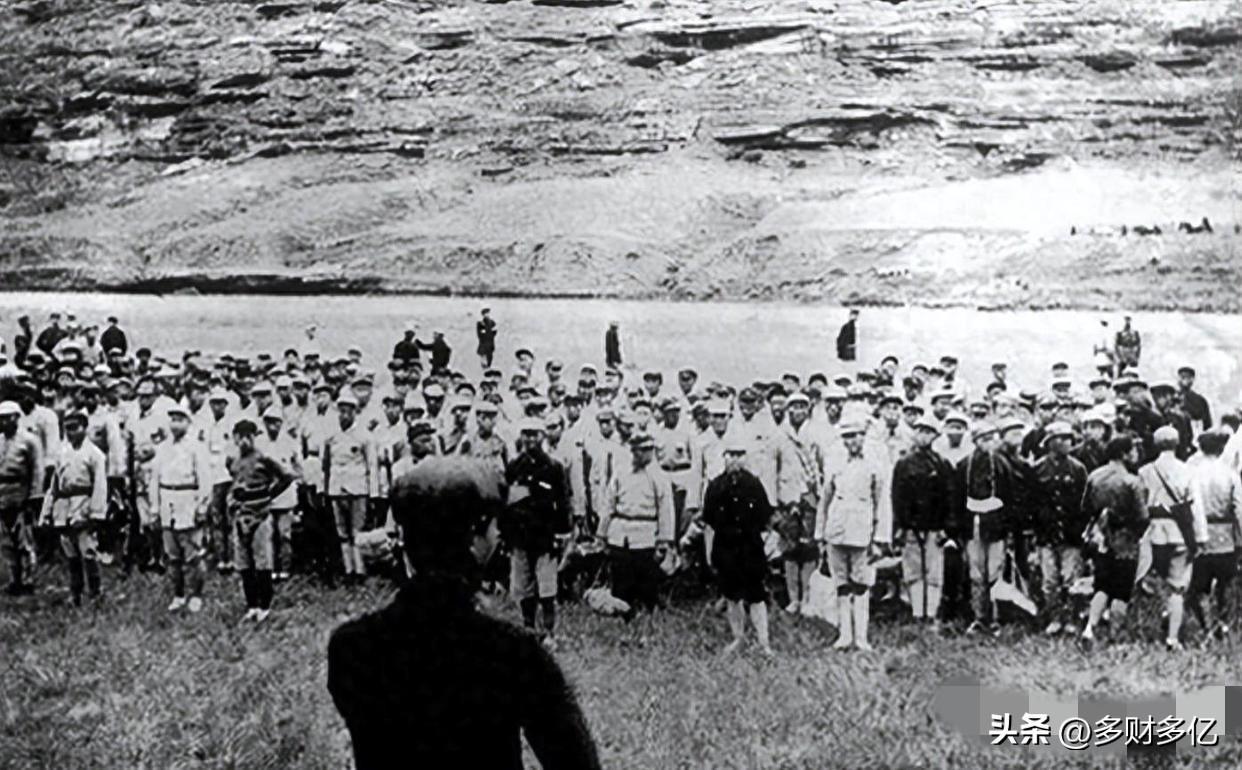 1932年大别山绝地反击！重伤排长带17人玩命夜袭，救下50条战友性命
 
19