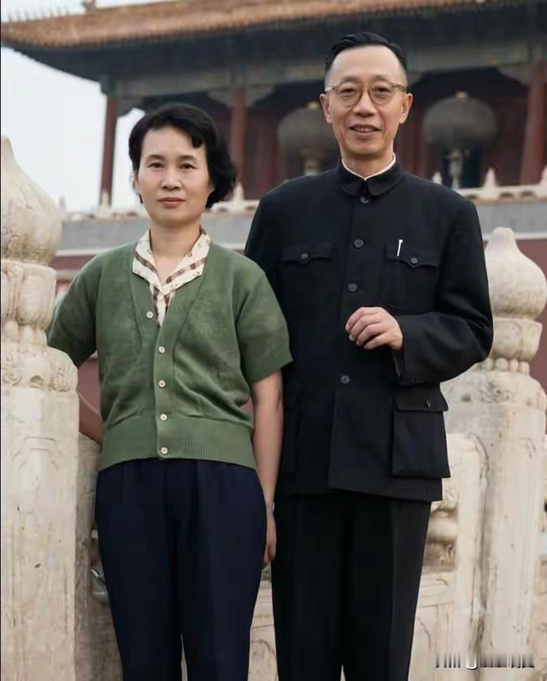 1962年，溥仪和李淑贤在故宫汉白玉台基旁珍贵的合影，那时溥仪五十余岁，戴细框眼