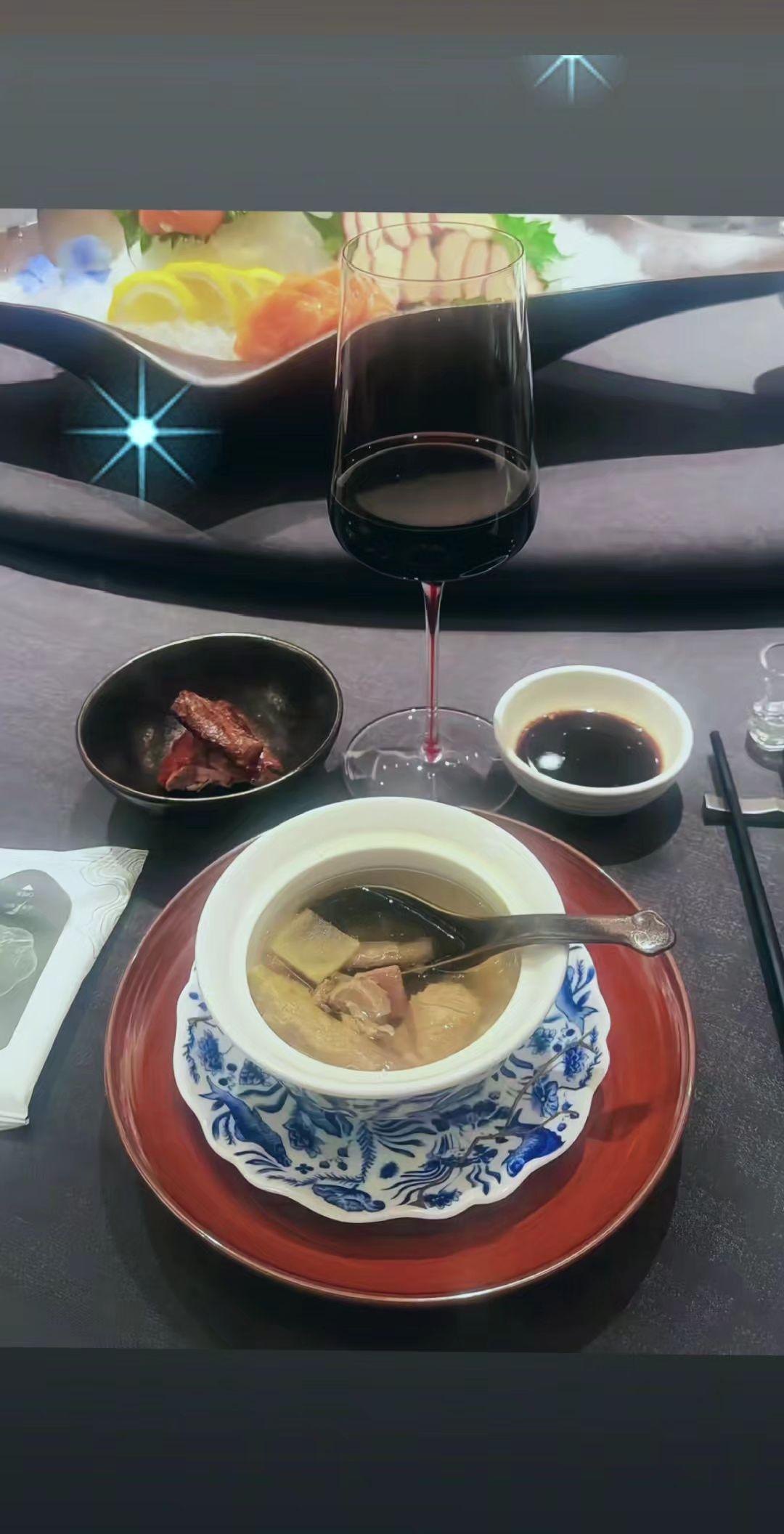我会克制每一个渴望躲进别人羽翼下的瞬间，并温柔的告诉自己：我有翅膀…