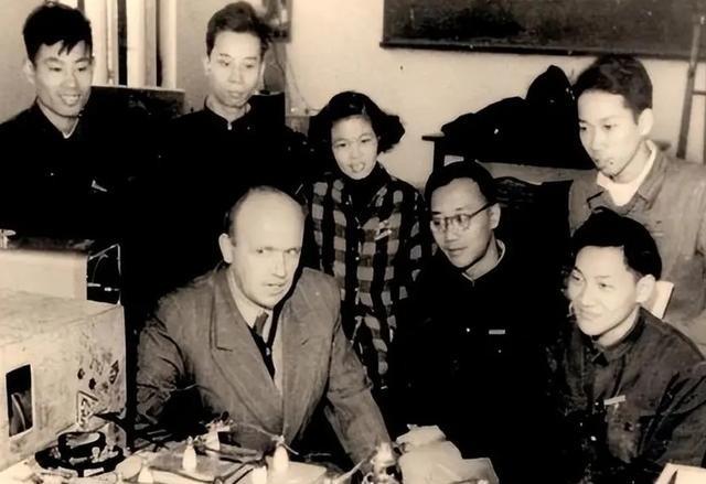 1991年，200多位 乌克兰 专家来到中国。后来 美国 拿着金条，想把他们挖走