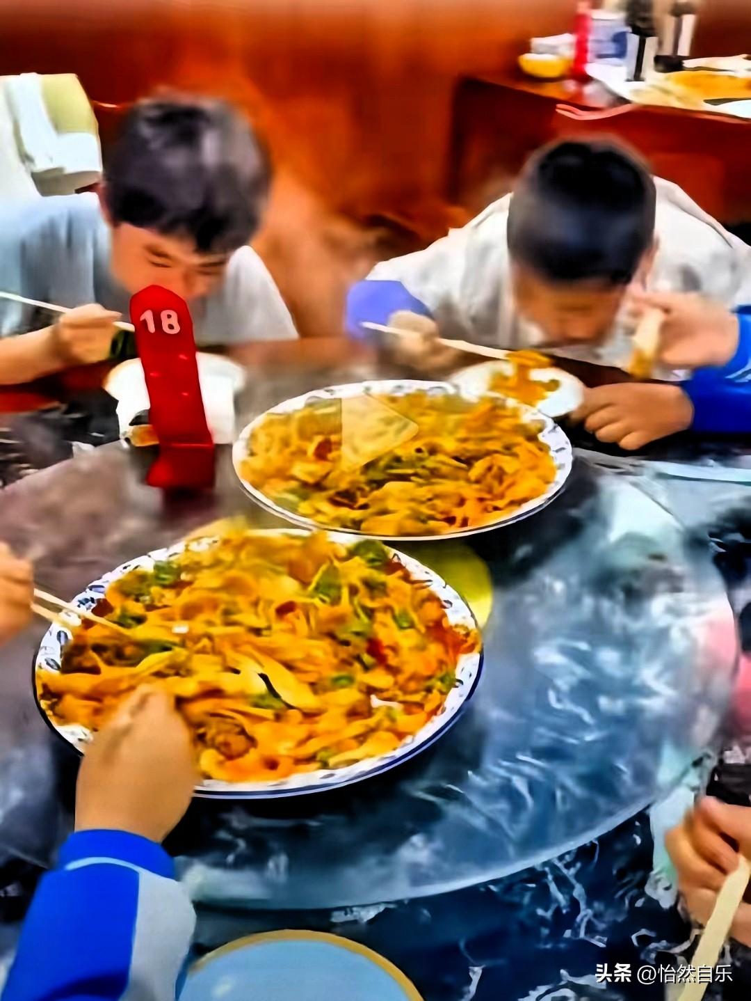 学生吃面遇暖心老板，老板必发财！

陕西西安3名学生凑钱只够买1碗面，面馆老板张