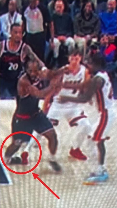 真伤了！疑似小卡扭伤脚踝瞬间！美媒：90度！对不起我错怪你了！