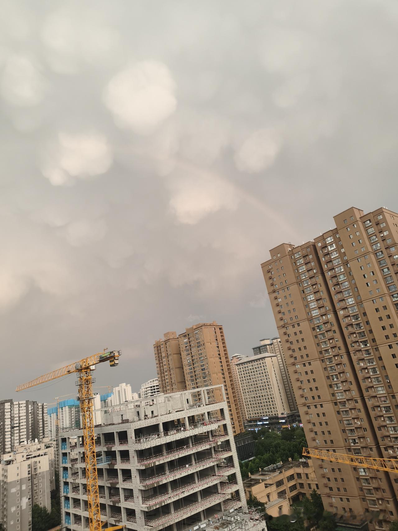 西安今天下午一场暴雨，居然带来了彩虹🌈！[大笑]
今天下午六点多天就暗下来了，