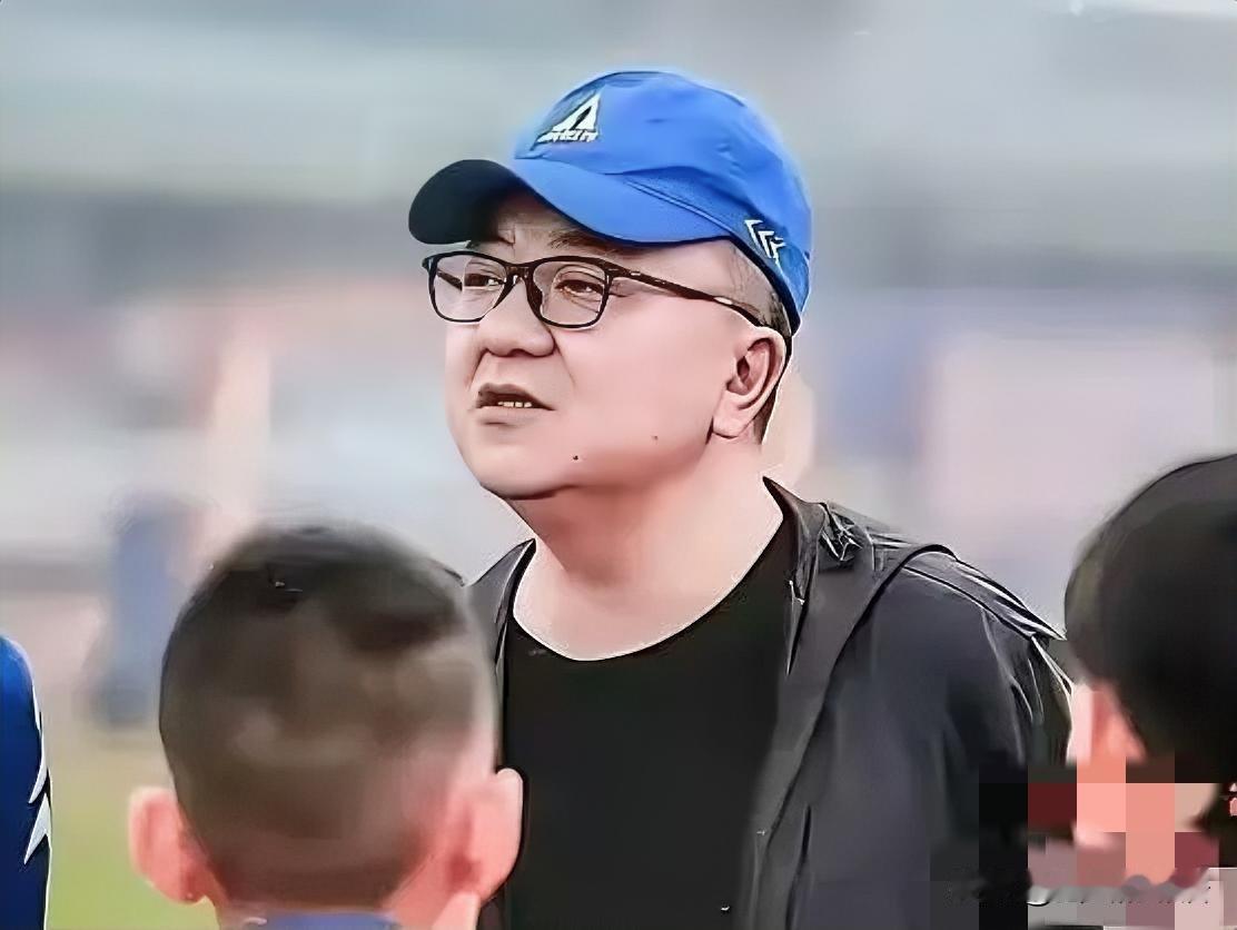 董路与孙臣曦家长反目事件始末：
 
董路的小将孙臣曦，其与董路及中国足球小将团队