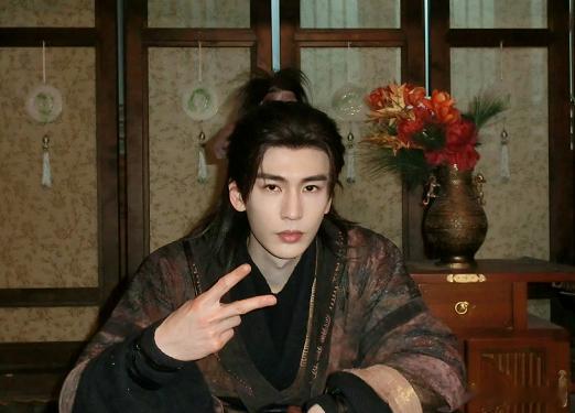 我能接受张凌赫长得帅 也能接受林允长得漂亮还会化妆 但我真的不能接受他俩一个原名