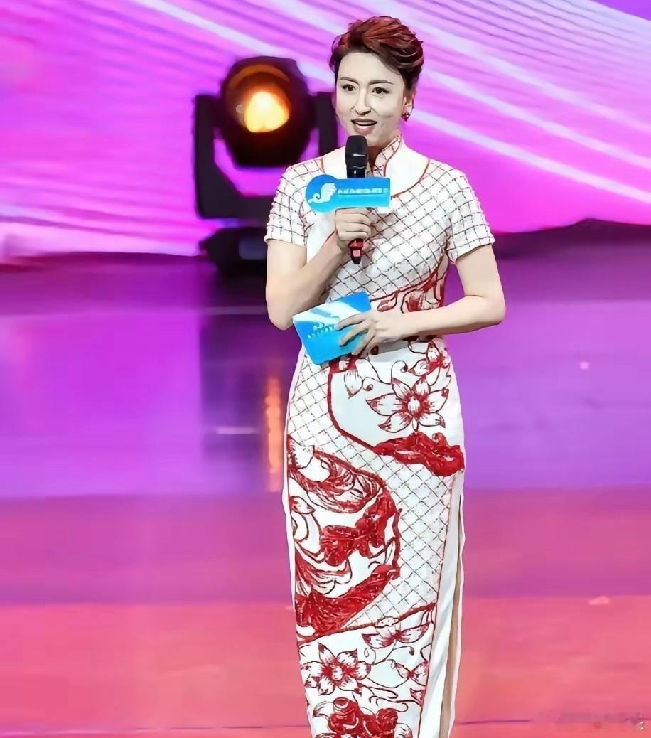 无论是容貌、身材、还是主持功底，她在央视都是顶级的，为什么早早就离开央视平台，这