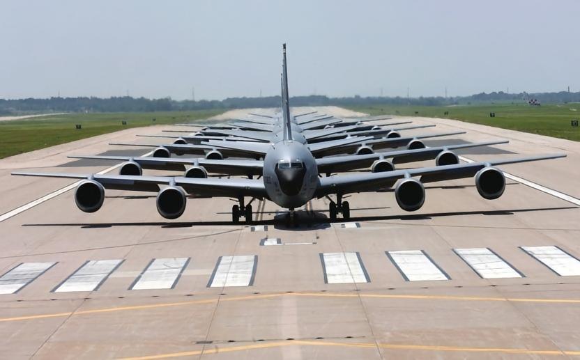 每天认识一件兵器 KC-135“同温层油船”空中加油机KC-135“同温层油船”