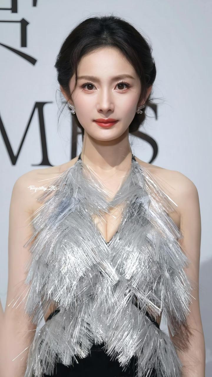 杨幂，今年40岁了，
该做的都做了
结过婚，生了孩子，离了婚，事业还能重回到巅峰