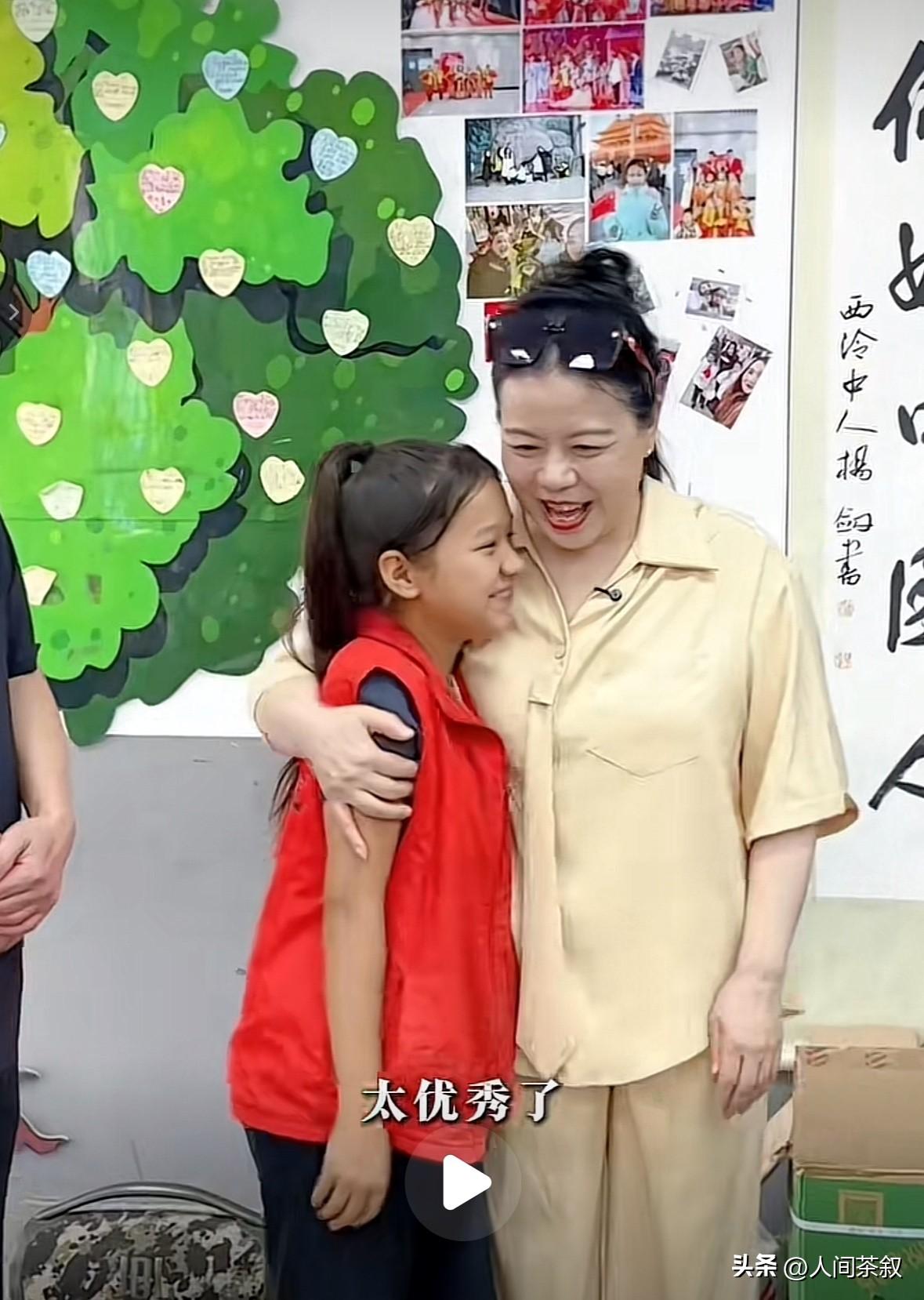 许妈姚爸开启新疆之行，一到机场就受到了热情接待，鲜花和民族舞蹈相迎，许妈说这辈子