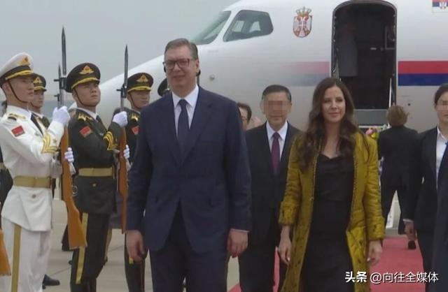 精准卡点！武契奇刚抵华，国内3.4万人逼宫，强硬回击
 
前脚刚踏上中国土地，后