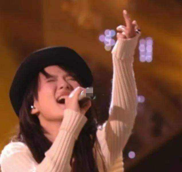 张钰琪引发争议！
7月19日，张钰琪突然引发了争议，只因为她在今晚的歌手直播中唱