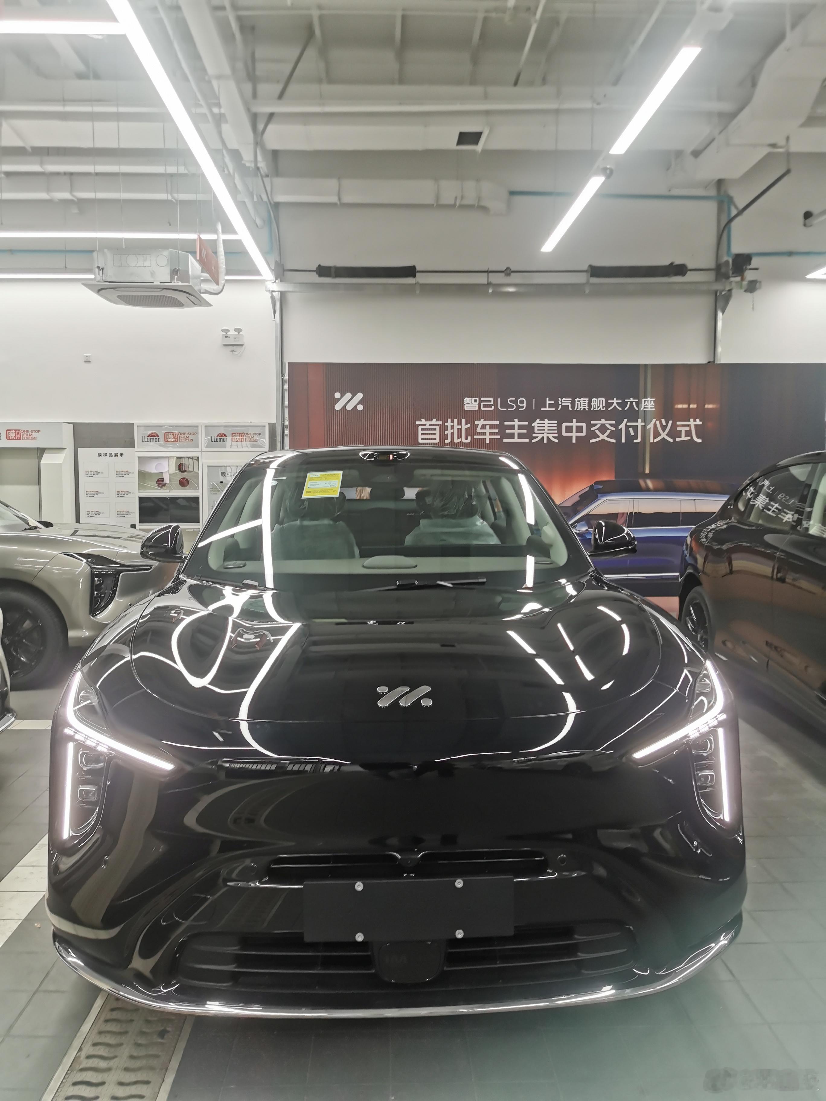 工作室小伙伴儿的智己LS6提车了又多一辆工作车