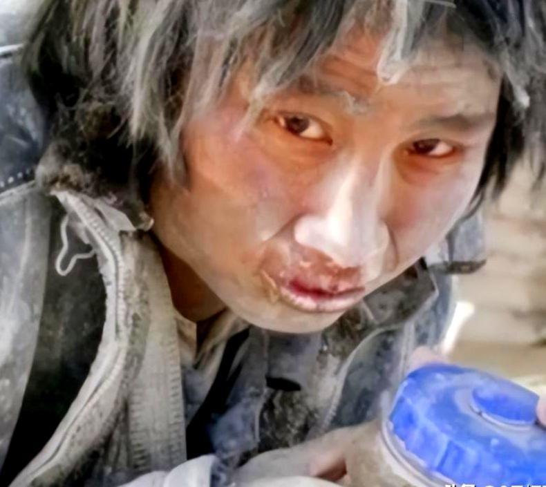 2011年，记者崔松旺乔装成流浪汉，浑身散发着刺鼻的馊味，牙缝里嵌满黑黄污垢。他
