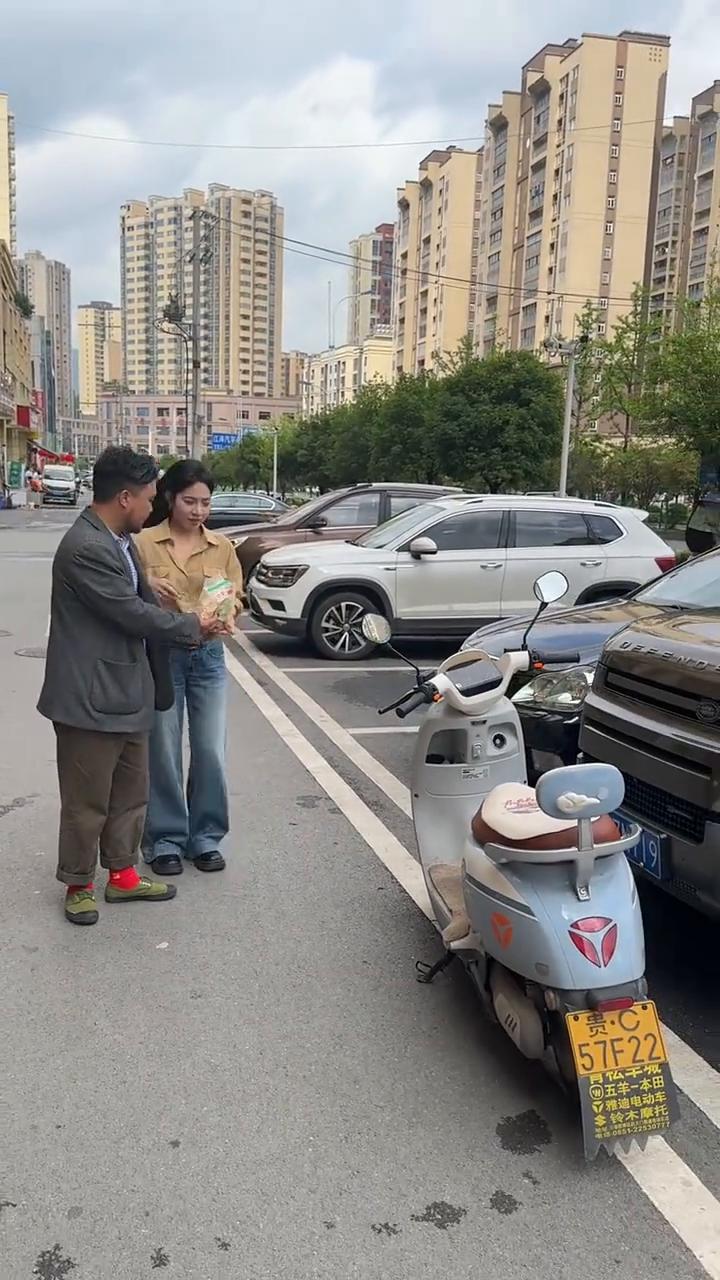你是风干泪咽喉敲着钉子。