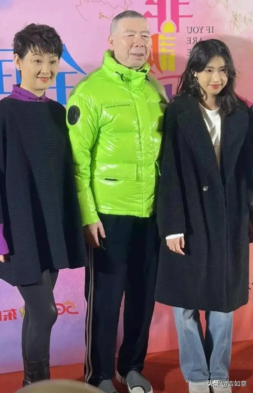 冯小刚和徐帆与女儿合影
张国立和邓婕与女儿合影

最会摆pose的是谁家的谁[w
