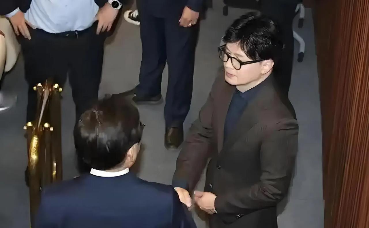 韩国执政党党首韩东勋向全国人民道歉，并表示将有序推进尹锡悦下台，而在这段时间内，