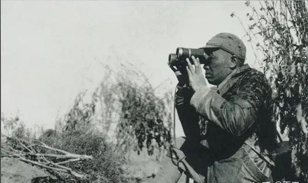 1956年，青海格尔木，海拔四千多米的高原兵站。半夜，气温已经降到零下。一个人裹