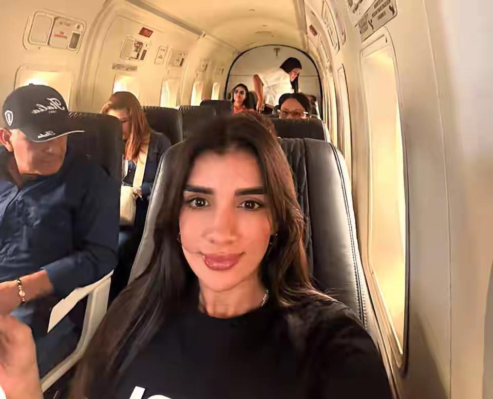 哥伦比亚空难致15人遇难。看着飞机上的女子遇难前微笑的面容，令人心碎，这个微笑自