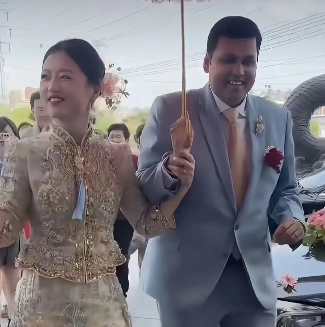 又一位中国女孩被印度男人给娶走了，这回是一位安徽漂亮的小姑娘
最近网上有张照片热