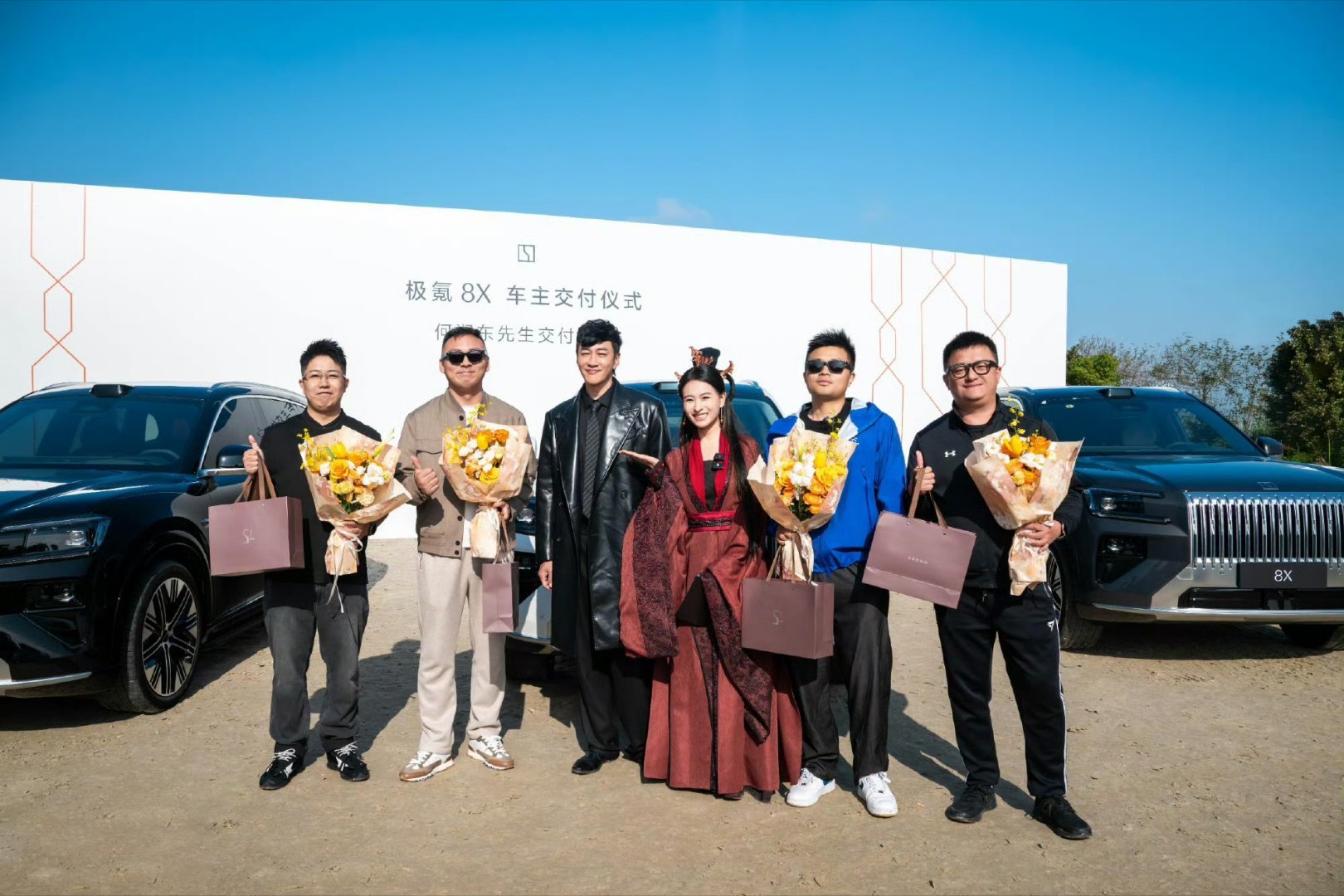 极氪官宣何润东为极氪8X交付官- 零百2.96秒！三电机干出1400匹马力，比超