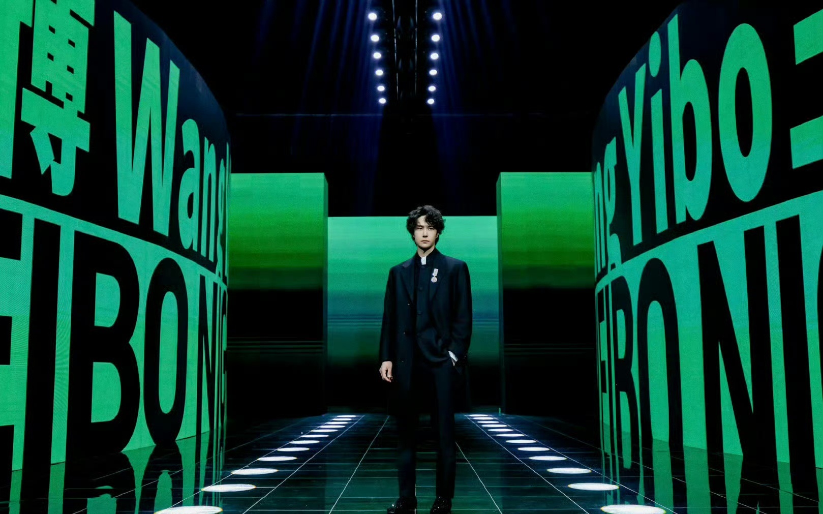 这胡同别让王一博看见了  就说《探索新境》有多深入人心吧！一条胡同、一面墙，就能