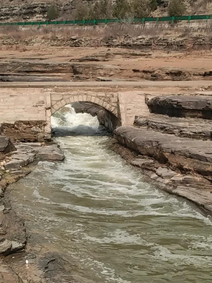 延河最窄的河道，一座石拱桥跨越，河道宽五米，河水清澈。
