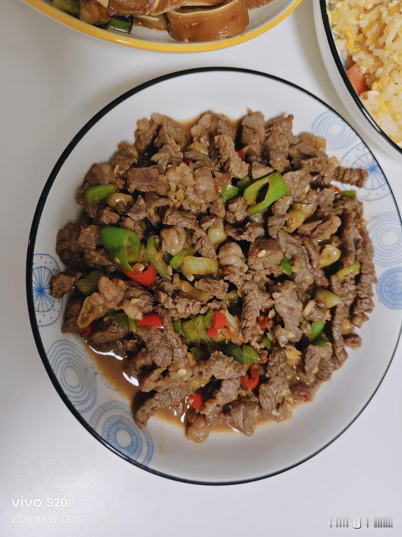 晒晒中午的午餐:凉拌猪耳朵黄瓜、牛肉炒辣椒、猪肘子炖土豆、大米饭炒鸡蛋、冬瓜白菜