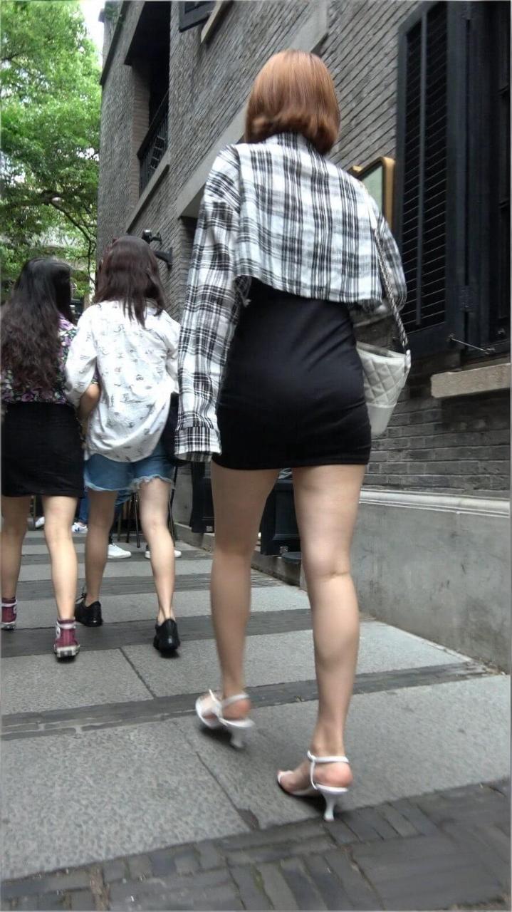 如何穿搭会具有少女软妹感甜美、可爱、元气、无害，给人一种想要保护的柔软感觉。它不