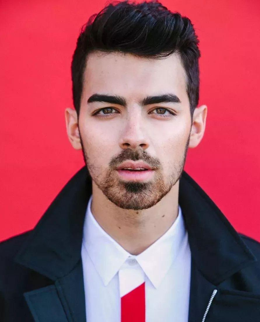 不得不说，还是很吃 Joe Jonas 年轻时的颜值。
虽然我不是小女孩了，但是