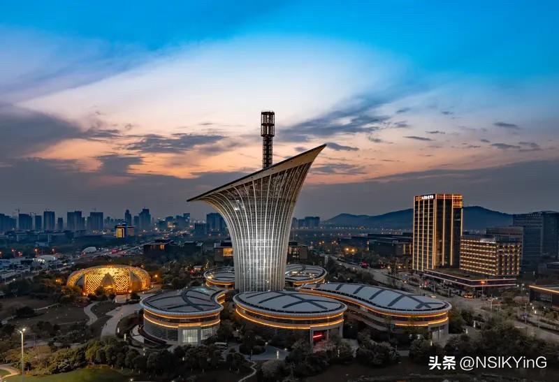 十二月的武汉，寒意中涌动着一股暖流。这是一座英雄的城市；这是一座创新的热土，光谷