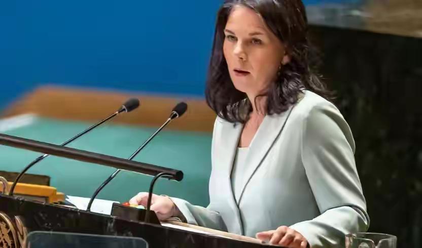 原德国外长、现联大主席贝尔伯克昨天（1月5日）表示：“尊重《联合国宪章》和国际法