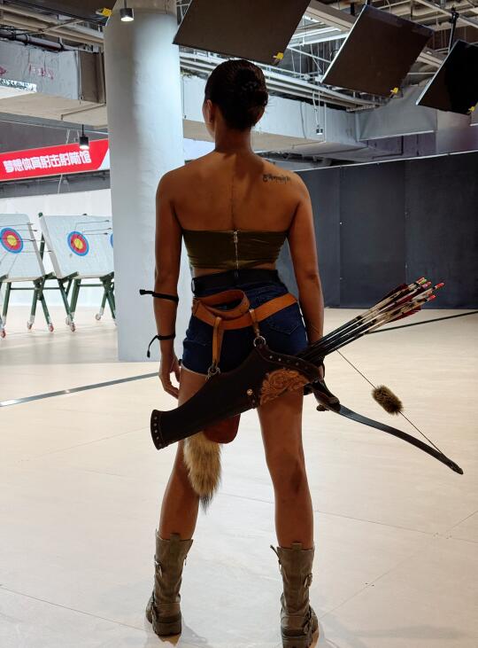 射箭馆里的力量感美学，女战士登场。