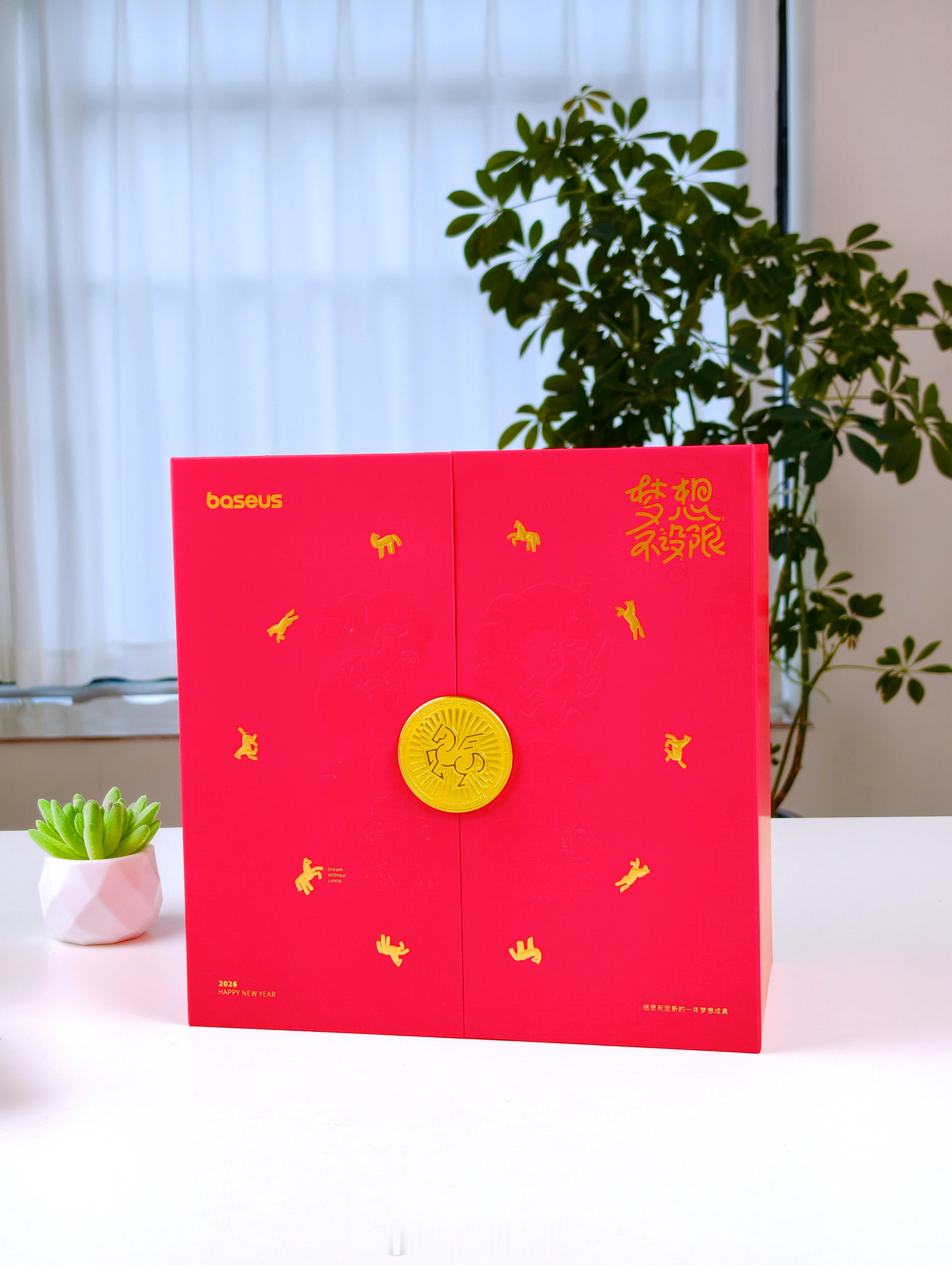 收到倍思的新年礼盒🎁这次的主题是「青春不设限」，有点像一个游戏机，投币后会有音