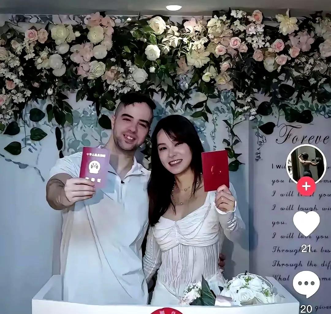 想破了脑袋都没有想清楚，
难道我们的女孩就这么的随意吗？
看到一位重庆女孩自己发