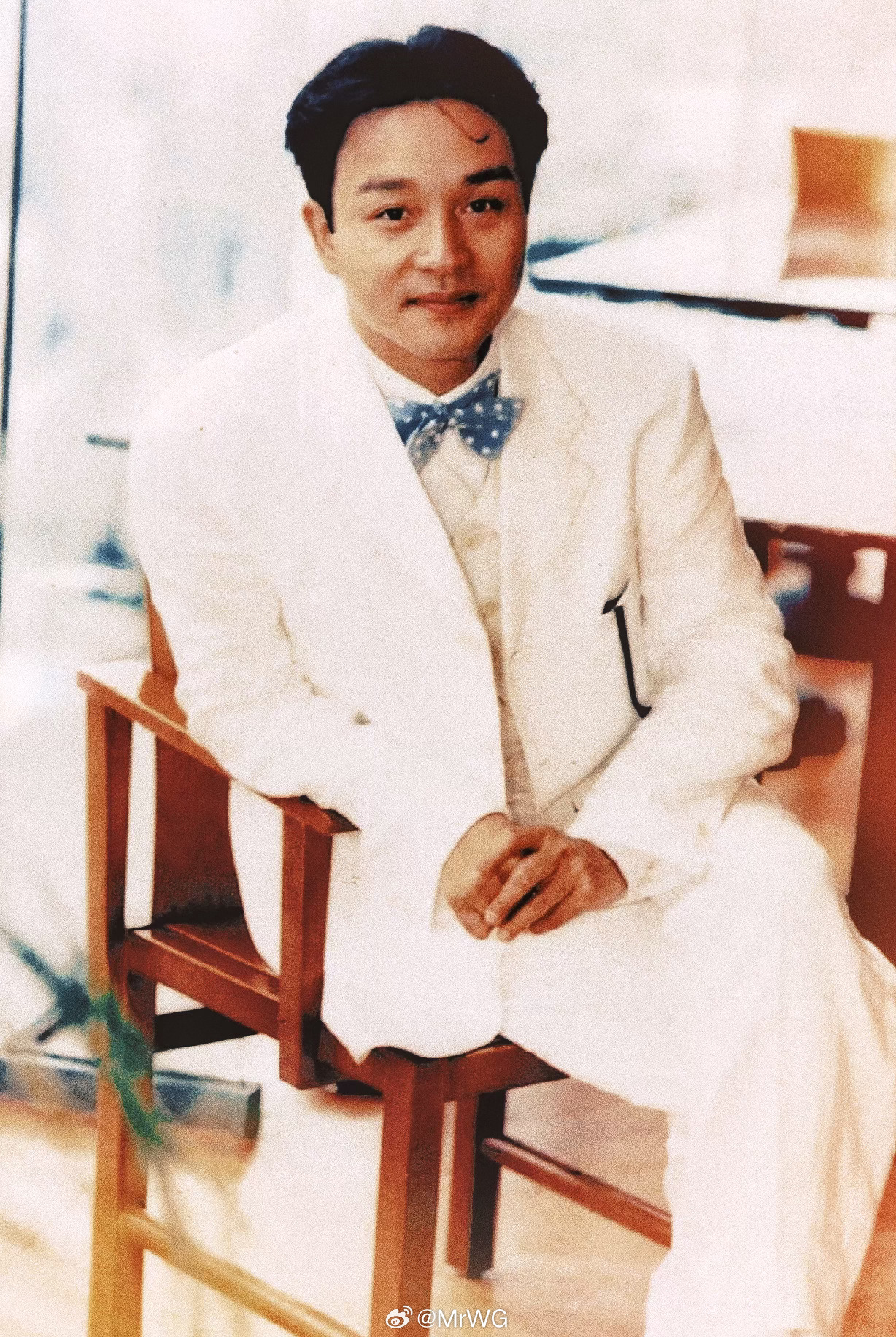 张国荣搭乘花絮去幕后 柔润儒雅的白西装Leslie，清颜不染尘，他就是浪漫港风黄