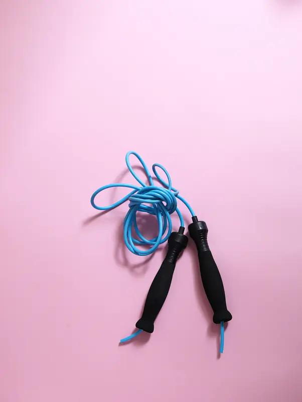 早晨，阳光洒在身上，正是跳绳健身的好时候。跳绳可是简单又高效的有氧运动，像Kee