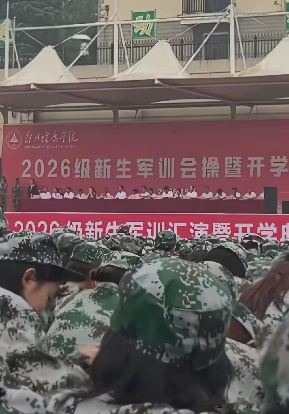 雨中的军训，不必过度解读——
 
网上有配图发文，用反话讽刺“干的真漂亮，让人民