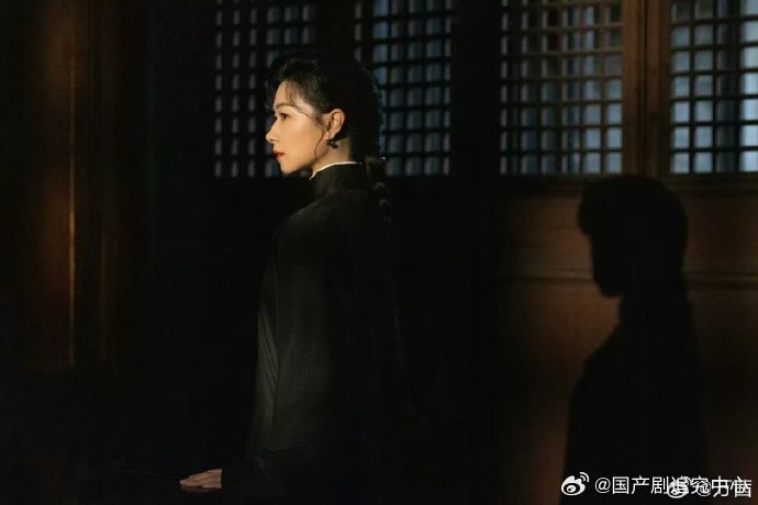 万茜民国造型江湖味冲出屏幕 万茜在《朱雀堂》的民国扮相绝了！一个眼神就气场全开，
